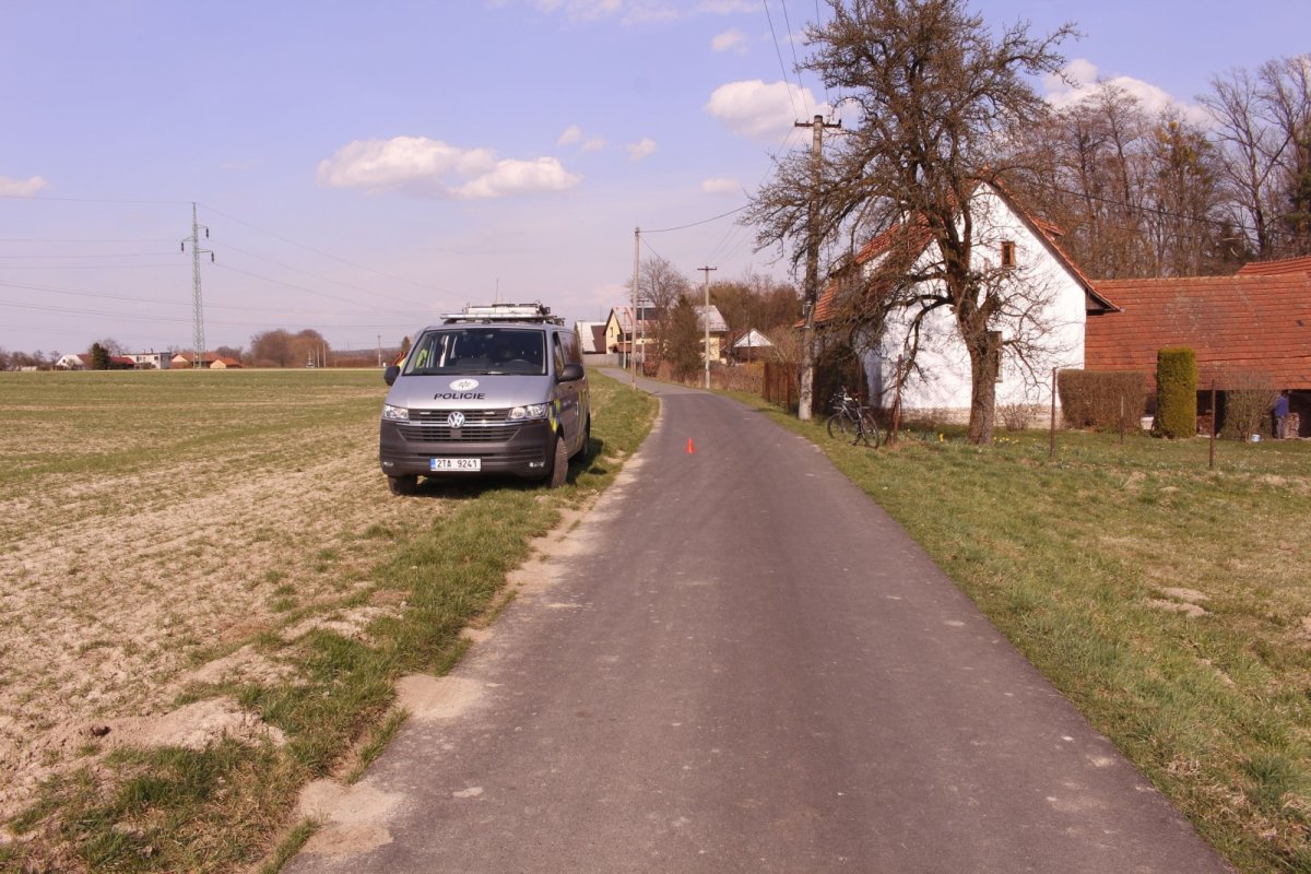 Cyklistka se na Pasekách zranila při vyhýbání dítěti na koloběžce, policie hledá svědky